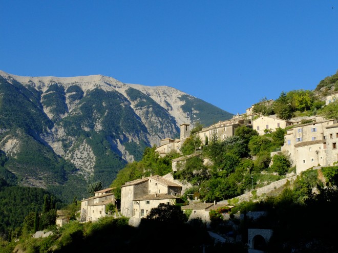 Brantes village derrière le Mt Ventoux dans le Vaucluse